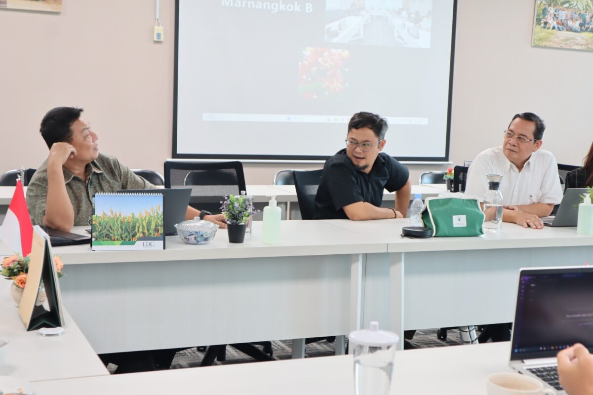 Diskusi pengurus dan anggota dalam APOLIN Regular Meeting